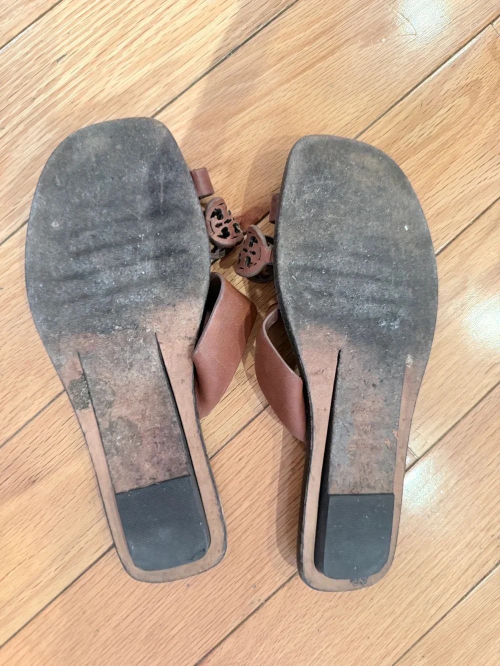 Tory Burch Brown Leather Logo Cutout Toe-Loop Sandals